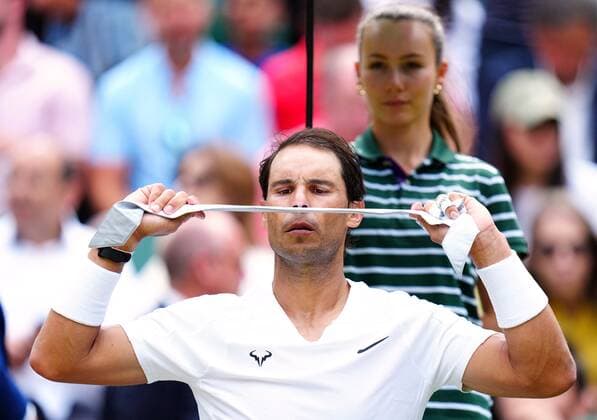 Sport Bilder des Tages Mandatory Credit: Photo by Javier Garcia Shutterstock (13018042gc) Rafael Nadal changes his headband during his quarter-final match Wimbledon Tennis Championships, Day 10, The All England Lawn Tennis and Croquet Club, London, UK - 06 Jul 2022 Wimbledon Tennis Championships, Day 10, The All England Lawn Tennis and Croquet Club, London, UK - 06 Jul 2022  Copyright: xJavierxGarcia Shutterstockx 13018042gc