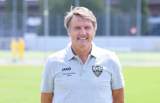 FUSSBALL 1 BUNDESLIGA SAISON 2022 2023 05 07 2022 Photo session at VfB Stuttgart on the training ground Team coach Peter Reichert