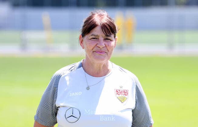 FUSSBALL 1 BUNDESLIGA SAISON 2022 2023 05 07 2022 photo opportunity at VfB Stuttgart on the training ground witness Gordana Markovic Masala
