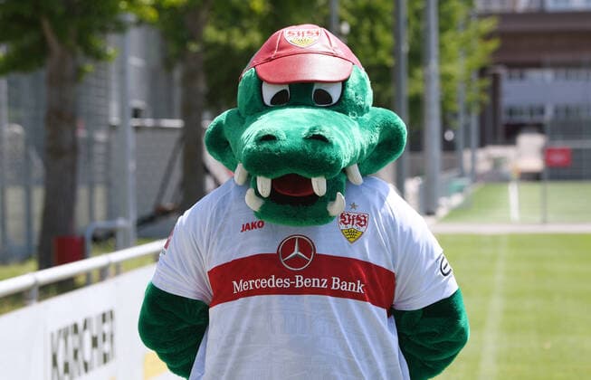 FUSSBALL 1 BUNDESLIGA SAISON 2022 2023 05 07 2022 photo opportunity at VfB Stuttgart on the training ground mascot Fritzle