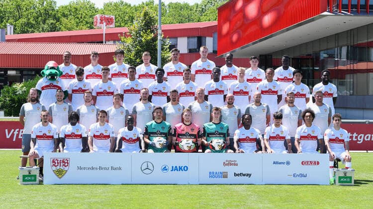 FUSSBALL 1 BUNDESLIGA SAISON 2022 2023 05 07 2022 Photo session at VfB Stuttgart on the training ground Team photo Darko Churlinov, Tanguy Coulibaly, Philipp Klement, Alou Kuol, goalkeeper Fabian Bredlow, Goalkeeper Florian Mueller, Goalkeeper Florian Schock, Mohamed Sankoh, Laurin Ulrich Enzo Millot, Oemer Faruk Beyaz 1 row down from left Dino Poimann, Max Lesser, Marcus Fregin, Jan Schimpchen, Matthias Schiffers, Martin Franz, Oliver Bartlett, Nathaniel Weiss, Steffen Krebs, Michael Kammermeyer, Michael Wimmer 2 row from left Masottchen Fritzle, Lilian Egloff, Mateo Klimowicz, Tiago Tomas, Naouirou Ahamada, Pascal Stenzel, Clinton Mola, Cjris Führich, Roberto Massimo, Wataru Endo, Orel Magala 3 row from left Nikolas Nartey, Thomas Kastanaras, Hiroki Ito, Waldemar Anton, Dinos Mavropanos, Sasa Kalajdzic, Antonis Aidonis and Silas Mvumpa Katompa 4 row from left