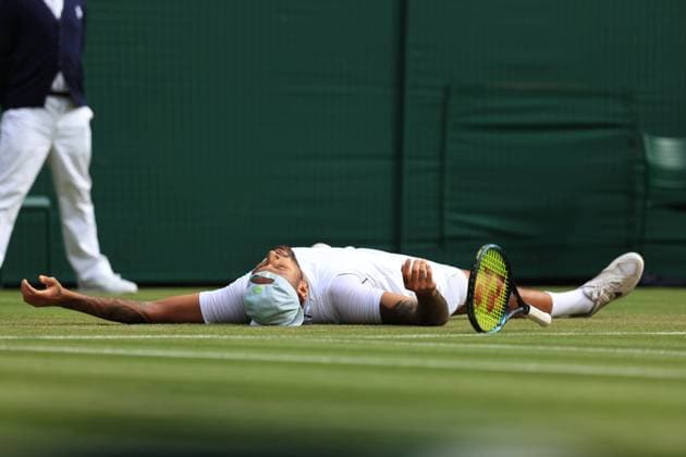 Tennis Wimbledon Tag 10 6. Juli 2022 Tennis Wimbledon Tag 10 Nick Kyrgios v Cristian Garin Kyrgios liegt nach seinem Sieg flach Foto Simon Stacpoole Abseits London UK  Copyright: xSimonxStacpoolexOffside