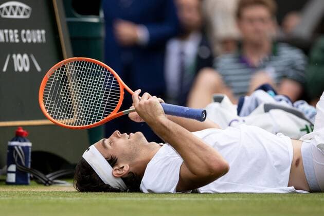 Mandatory Credit: Photo by Ella Ling Shutterstock (13018040dc) Taylor Fritz falls over during his quarter final match Wimbledon Tennis Championships, Day 10, The All England Lawn Tennis and Croquet Club, London, UK - 06 Jul 2022 Wimbledon Tennis Championships, Day 10, The All England Lawn Tennis and Croquet Club, London, UK - 06 Jul 2022  Copyright: xEllaxLing Shutterstockx 13018040dc