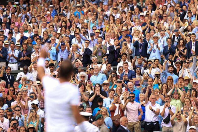 Tennis Wimbledon Tag 10 6. Juli 2022 Tennis Wimbledon Tag 10 Rafael Nadal v Taylor Fritz Nadal dankt dem Publikum nach seinem Fünfsatzsieg Foto Simon Stacpoole Abseits London UK  Copyright: xSimonxStacpoolexOffside