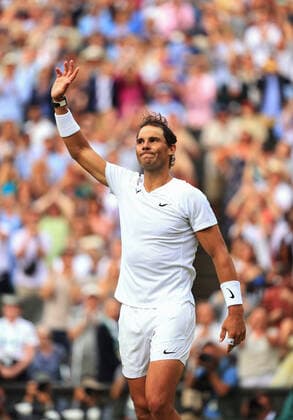 Tennis Wimbledon Tag 10 6. Juli 2022 Tennis Wimbledon Tag 10 Rafael Nadal v Taylor Fritz Nadal dankt dem Publikum nach seinem Fünfsatzsieg Foto Simon Stacpoole Abseits London UK  Copyright: xSimonxStacpoolexOffside