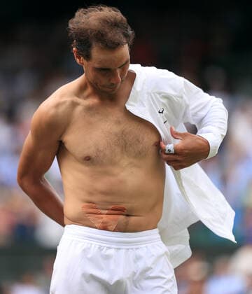 Tennis Wimbledon Tag 10 6. Juli 2022 Tennis Wimbledon Tag 10 Rafael Nadal v Taylor Fritz Nadal zieht nach dem Sieg sein Hemd aus und zeigt das Pflaster für seine Bauchverletzung Foto Simon Stacpoole Offside London UK  Copyright: xSimonxStacpoolexOffside