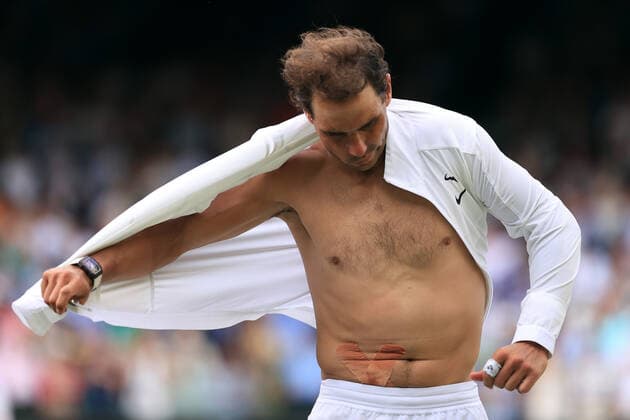 Tennis Wimbledon Tag 10 6. Juli 2022 Tennis Wimbledon Tag 10 Rafael Nadal v Taylor Fritz Nadal zieht nach dem Sieg sein Hemd aus und zeigt das Pflaster für seine Bauchverletzung Foto Simon Stacpoole Offside London UK  Copyright: xSimonxStacpoolexOffside