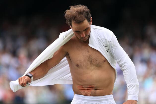 Tennis Wimbledon Tag 10 6. Juli 2022 Tennis Wimbledon Tag 10 Rafael Nadal v Taylor Fritz Nadal zieht nach dem Sieg sein Hemd aus und zeigt das Pflaster für seine Bauchverletzung Foto Simon Stacpoole Offside London UK  Copyright: xSimonxStacpoolexOffside