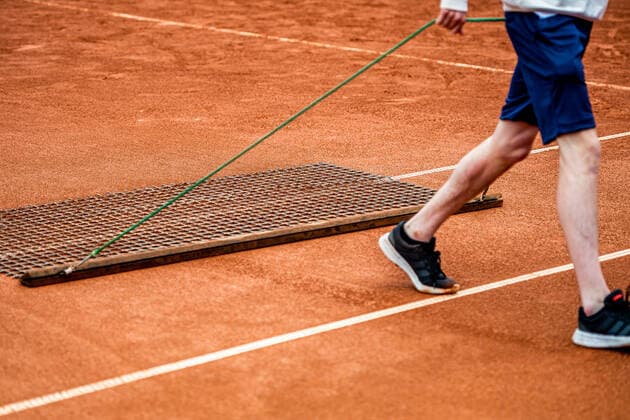 220707 An official takes care of the playing field during day 4 of the WTA Nordea Open on July 7, 2022 in Bastad,  Copyright: CHRISTOFFERxBORGxMATTISSON BB220707CB008