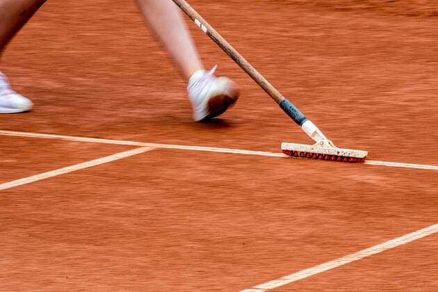 220707 An official corrects the lines on the playing field during day 4 of the WTA Nordea Open on 7 July 2022 in Bastad,  Copyright: CHRISTOFFERxBORGxMATTISSON BB220707CB009