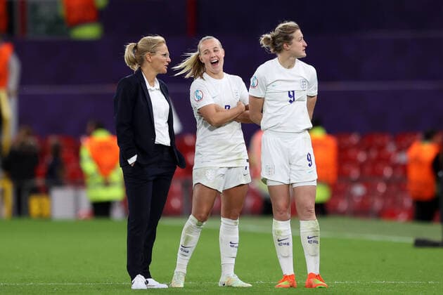 Football - 2022 UEFA Women™s European Championship, EM, Europameisterschaft Finals - Group A - Round One - England vs Austria - Old Trafford - Wednesday 6th July England manager Sarina Wiegman speaks with Beth Mead and Ellen White at the end of the match 