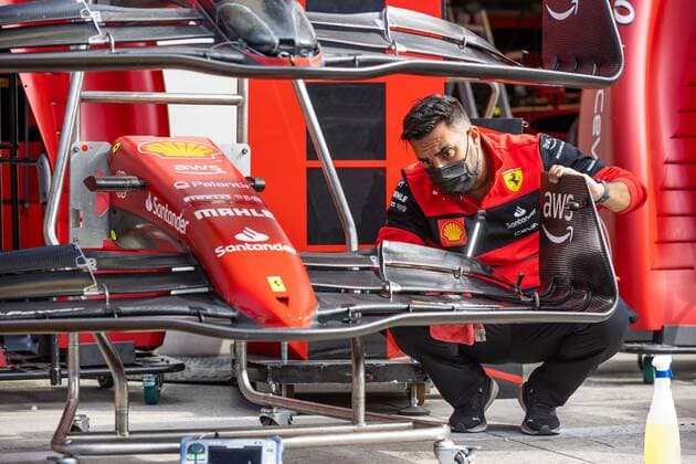 Ferrari mechanic prepares a front wing, Grand Prix of Austria 2022, Motorsport, Formula 1, 07 07 2022 Grand Prix of Austria 2022, Motorsport, Formula 1, 07 07 2022 Copyright: xEibner-Pressefoto AlexanderxNeisx EP_ANS