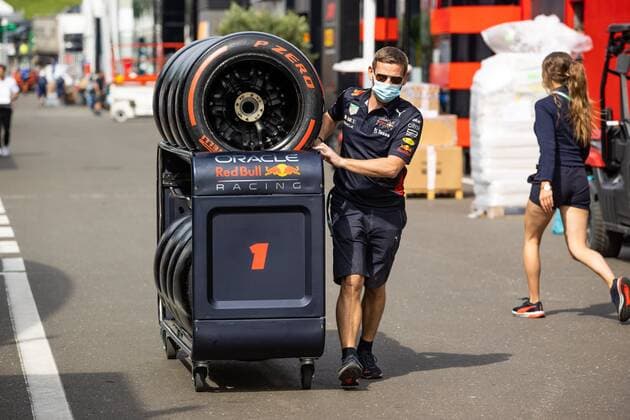 Red Bull mechanic brings the tires, Grand Prix of Austria 2022, Motorsport, Formula 1, 07 07 2022 Grand Prix of Austria 2022, Motorsport, Formula 1, 07 07 2022 Copyright: xEibner-Pressefoto AlexanderxNeisx EP_ANS