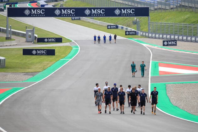 FORMULA 1 - GP of Austria 2022 SPIELBERG,AUSTRIA,07.JUL.22 - MOTORSPORTS, FORMULA 1 - Grand Prix of Austria, Red Bull Ring, preview. Image shows a team during inspection.  GEPAxpictures xMarioxBuehner