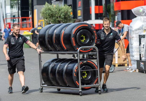07 07 2022, Red Bull Ring, Spielberg, AUT, FIA, Formula One, Austrian Grand Prix, preliminary report, in picture Mercedes mechanic with set of tires during preliminary reports befor the Austrian FIA Formula One Grand Prix at the Red Bull Ring in Spielberg, Austria on 2022 07 07 Expa Spielberg  EP_gro