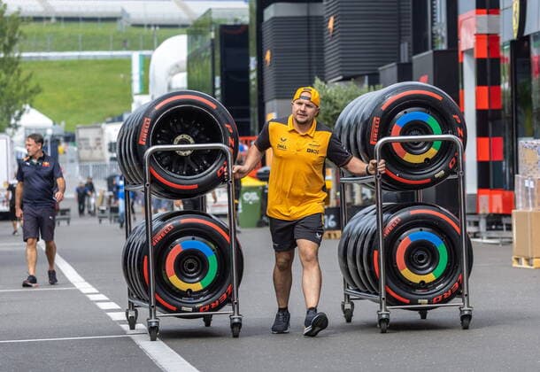 07 07 2022, Red Bull Ring, Spielberg, AUT, FIA, Formula One, Austrian Grand Prix, preliminary reports, in picture Mclaren mechanic with set of tires during preliminary reports befor the Austrian FIA Formula One Grand Prix at the Red Bull Ring in Spielberg, Austria on 2022 07 07 Expa Spielberg  EP_gro
