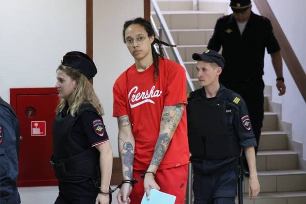 Bilder des Jahres 2022, Sport 07 Juli Sport Themen der Woche KW27 Sport Bilder des Tages MOSCOW REGION, RUSSIA â€“ JULY 7, 2022: US Olympic champion basketball player Brittney Griner (C front) charged with drug smuggling arrives for a hearing at the Khimki City Court. She is remanded in custody until December 20 for attempting to smuggle hash oil through Sheremetyevo International Airport. Sergei Savostyanov TASS  0162403850st