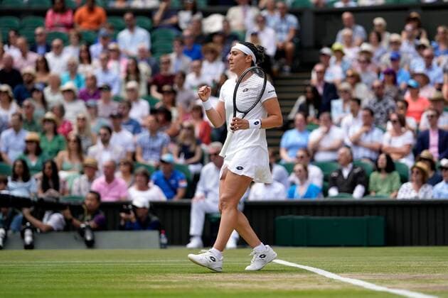 Mandatory Credit: Photo by Dave Shopland Shutterstock (13018044j) Ons Jabeur during her semi final match Wimbledon Tennis Championships, Day 11, The All England Lawn Tennis and Croquet Club, London, UK - 07 Jul 2022 Wimbledon Tennis Championships, Day 11, The All England Lawn Tennis and Croquet Club, London, UK - 07 Jul 2022  Copyright: xDavexShopland Shutterstockx 13018044j
