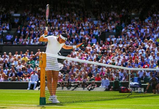Sport Bilder des Tages Mandatory Credit: Photo by Javier Garcia Shutterstock (13018047ae) Ons Jabeur narrowly avoids the net during her semi final match Wimbledon Tennis Championships, Day 11, The All England Lawn Tennis and Croquet Club, London, UK - 07 Jul 2022 Wimbledon Tennis Championships, Day 11, The All England Lawn Tennis and Croquet Club, London, UK - 07 Jul 2022  Copyright: xJavierxGarcia Shutterstockx 13018047ae
