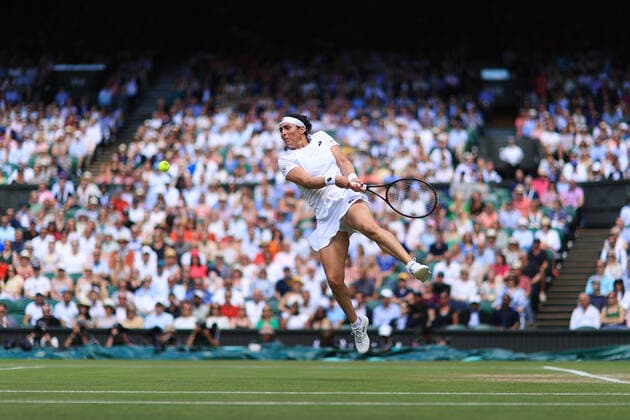 Tennis Wimbledon Tag 11 7. Juli 2022 Tennis Wimbledon Tag 11 Ons Jabeur TUN springt, um einen Schlag gegen Tatjana Maria GER während ihres Dameneinzel-Halbfinalspiels zu spielen Foto Simon Stacpoole Offside London UK  Copyright: xSimonxStacpoolexOffside