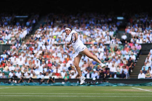 Tennis Wimbledon Tag 11 7. Juli 2022 Tennis Wimbledon Tag 11 Ons Jabeur TUN springt, um einen Schlag gegen Tatjana Maria GER während ihres Dameneinzel-Halbfinalspiels zu spielen Foto Simon Stacpoole Offside London UK  Copyright: xSimonxStacpoolexOffside