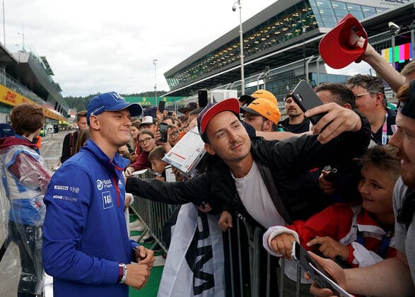 Formula 1 BWT Austrian Grand Prix 2022 07 07 2022, Red Bull Ring , Spielberg, Formula 1 BWT Austrian Grand Prix 2022 , in picture Mick Schumacher DEU , Haas F1 Team signs autographs for the waiting fans nordphotoxGmbHx xBratic nph00250