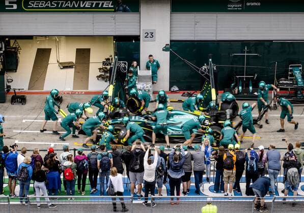 2022 07 07 17 52 12 SPIELBERG Aston Martin engineers practice a pit stop in the pit lane in front of visitors at the Red Bull Ring race track in the run up to the Austrian Grand Prix ANP SEM VAN DER WAL netherlands out belgium out Spielberg xVIxxIVx 451451670 originalFilename: 0162421529st.jpg