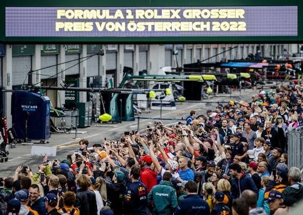 2022 07 07 16 27 46 SPIELBERG Fans watch the pitlane on the Red Bull Ring race track in the run up to the Austrian Grand Prix ANP SEM VAN DER WAL netherlands out belgium out Spielberg xVIxxIVx 451452197 originalFilename: 0162422614st.jpg