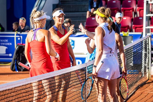 220707 Caijsa Hennemann, Sweden, Elina Avanesyan, thanks Rebecca Peterson, Sweden, and Misak Doi, Japan, during day 4 of the WTA Nordea Open on July 7, 2022 in Bastad,  Copyright: CHRISTOFFERxBORGxMATTISSON BB220707CB078