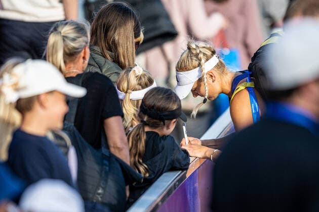220707 Caijsa Hennemann, Sweden, signs autographs during day 4 of the WTA Nordea Open on July 7, 2022 in Bastad,  Copyright: CHRISTOFFERxBORGxMATTISSON BB220707CB080