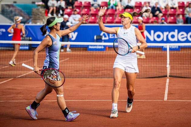 220707 Misak Doi, Japan, and Rebecca Peterson, Sweden, cheer on day 4 of the WTA Nordea Open on July 7, 2022 in Bastad,  Copyright: CHRISTOFFERxBORGxMATTISSON BB220707CB091