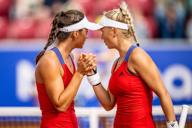 220707 Elina Avanesyan and Caijsa Hennemann, Sweden, cheer on day 4 of the WTA Nordea Open on July 7, 2022 in Bastad,  Copyright: CHRISTOFFERxBORGxMATTISSON BB220707CB101