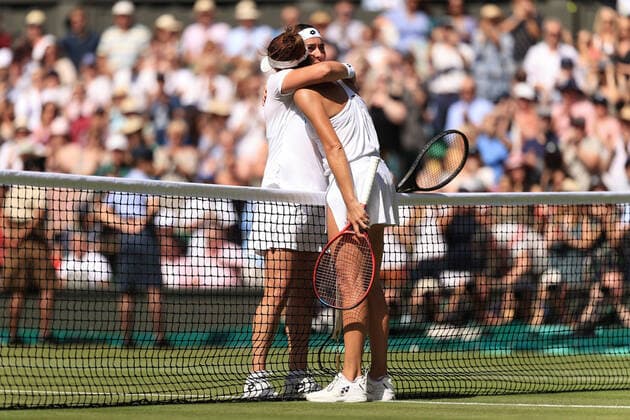 Tennis Wimbledon Tag 11 7. Juli 2022 Tennis Wimbledon Tag 11 Ons Jabeur TUN und Tatjana Maria GER umarmen sich am Netz nach ihrem Halbfinalspiel im Dameneinzel Foto Simon Stacpoole Offside London UK  Copyright: xSimonxStacpoolexOffside