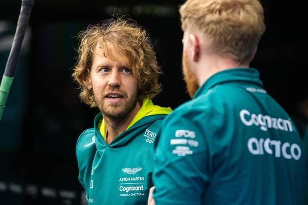 Sebastian Vettel Aston Martin talking to a mechanic, Grand Prix of Austria 2022, Motorsport, Formula 1, 07 07 2022 Grand Prix of Austria 2022, Motorsport, Formula 1, 07 07 2022 Copyright: xEibner-Pressefoto AlexanderxNeisx EP_ANS