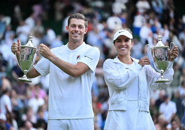 Sport Bilder des Tages Tennis Championships - Week One - Day Eleven - All England Lawn Tennis Club, Wimbledon - Thursday 7th July 2022 Mixed Doubles Final - Centre Court Neal Skupski (GBR) and Desirae Krawczyk (USA) v Matthew Ebden and Samantha Sposur (AUS) Winners - Neal Skupski (GBR) and Desirae Krawczyk (USA) with their trophies 