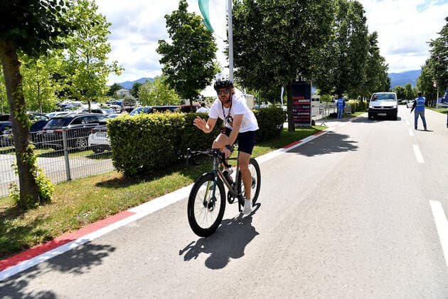 Formula 1 BWT Austrian Grand Prix 2022 08 07 2022, Red Bull Ring , Spielberg, Formula 1 BWT Austrian Grand Prix 2022 , in picture Sebastian Vettel DEU , Aston Martin Aramco Cognizant Formula One Team arrives at the paddock by bicycle nordphotoxGmbHx xBratic nph00250