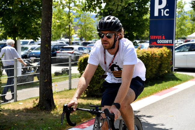 Formula 1 BWT Austrian Grand Prix 2022 08 07 2022, Red Bull Ring , Spielberg, Formula 1 BWT Austrian Grand Prix 2022 , in picture Sebastian Vettel DEU , Aston Martin Aramco Cognizant Formula One Team arrives at the paddock by bicycle nordphotoxGmbHx xBratic nph00250