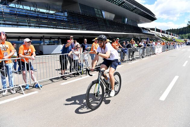 Formula 1 BWT Austrian Grand Prix 2022 08 07 2022, Red Bull Ring , Spielberg, Formula 1 BWT Austrian Grand Prix 2022 , in picture Sebastian Vettel DEU , Aston Martin Aramco Cognizant Formula One Team arrives at the paddock by bicycle nordphotoxGmbHx xBratic nph00250