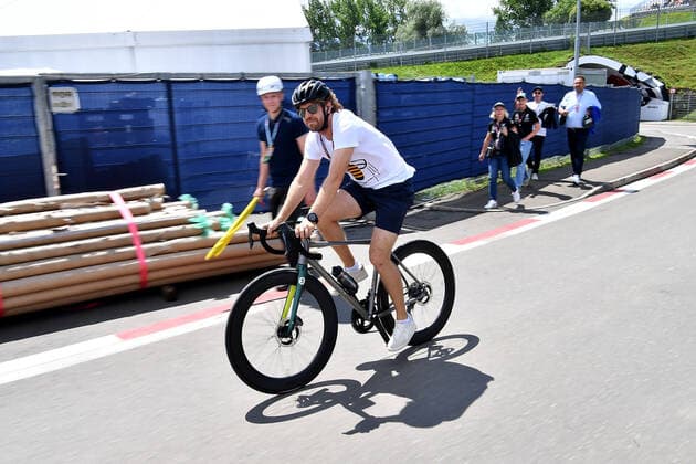 Formula 1 BWT Austrian Grand Prix 2022 08 07 2022, Red Bull Ring , Spielberg, Formula 1 BWT Austrian Grand Prix 2022 , in picture Sebastian Vettel DEU , Aston Martin Aramco Cognizant Formula One Team arrives at the paddock by bicycle nordphotoxGmbHx xBratic nph00250