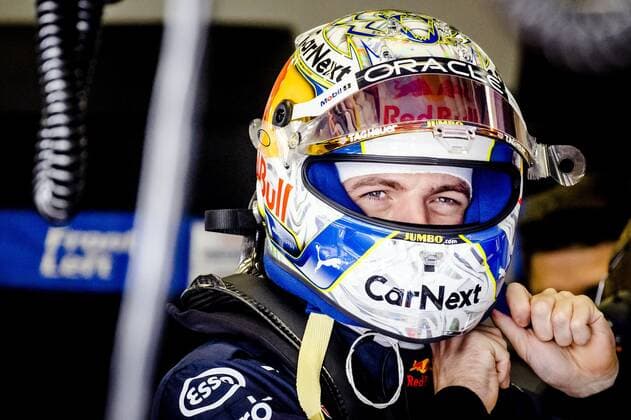 SPIELBERG Max Verstappen Red Bull puts on his specially designed helmet in the pit box during practice 1 ahead of the F1 Grand Prix of Austria at the Red Bull Ring on July 8, 2022 in Spielberg, Austria ANP SEM VAN DER WAL F1 Grand Prix of Austria Practice 2022 xVIxANPxSportx xxANPxIVx 451491544 originalFilename: 451491544.jpg