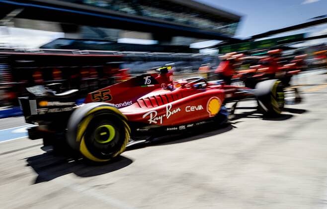 SPIELBERG Carlos Sainz 55 with the Ferrari in the pit lane during practice 1 ahead of the F1 Grand Prix of Austria at the Red Bull Ring on July 8, 2022 in Spielberg, Austria ANP SEM VAN DER WAL F1 Grand Prix of Austria Practice 2022 xVIxANPxSportx xxANPxIVx 451492399 originalFilename: 451492399.jpg