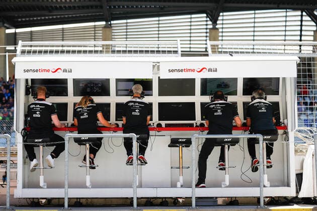 Alfa Romeo F1 Team ORLEN, ambiance pitwall during the Formula 1 Rolex Grosser Preis Von Osterreich 2022, 2022 Austrian Grand Prix, 11th round of the 2022 FIA Formula One World Championship, WM, Weltmeisterschaft from July 8 to 10, 2022 on the Red Bull Ring, in Spielberg, Austria - F1 - AUSTRIAN GRAND PRIX 2022 DPPI Panoramic  00122026__V2_9412