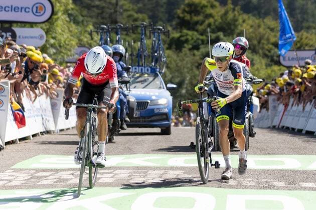 La Planche des belles filles - 8-07-2022, cycling, Stage 7, etappe 7 Tomblaine - La planche des belles filles, Louis Meintjes en Nairo Quintana at the finishline. Maintes had to walk over the line due to a mechanical Tour de France 2022 Stage 7  x17351223x Copyright: