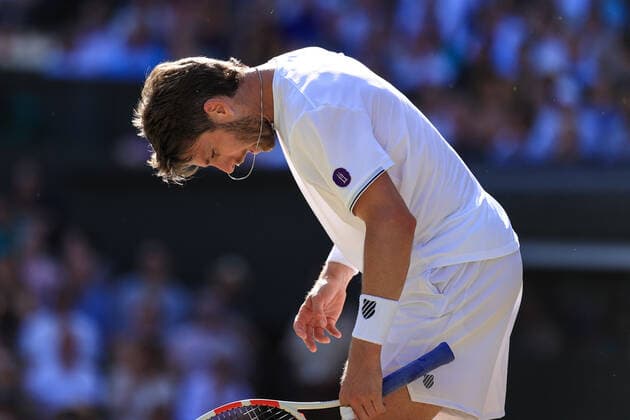 Tennis Wimbledon Tag 12 8. Juli 2022 Tennis Wimbledon Tag 12 Cameron Norrie GBR sieht niedergeschlagen aus, nachdem sein Aufschlag von Novak Djokovic SRB während des Halbfinalspiels im Herreneinzel gebrochen wurde Foto Simon Stacpoole Offside London UK  Copyright: xSimonxStacpoolexOffside