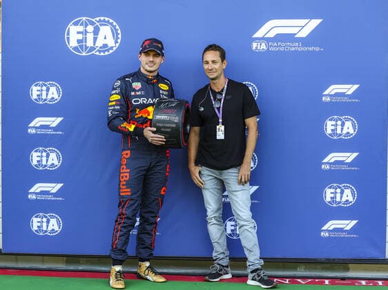 VERSTAPPEN Max (ned), Red Bull Racing RB18, portrait, celebrating his pole position with LAUDA Mathias during the Formula 1 Rolex Grosser Preis Von Osterreich 2022, 2022 Austrian Grand Prix, 11th round of the 2022 FIA Formula One World Championship, WM, Weltmeisterschaft from July 8 to 10, 2022 on the Red Bull Ring, in Spielberg, Austria - F1 - AUSTRIAN GRAND PRIX 2022 DPPI Panoramic AV6_5045