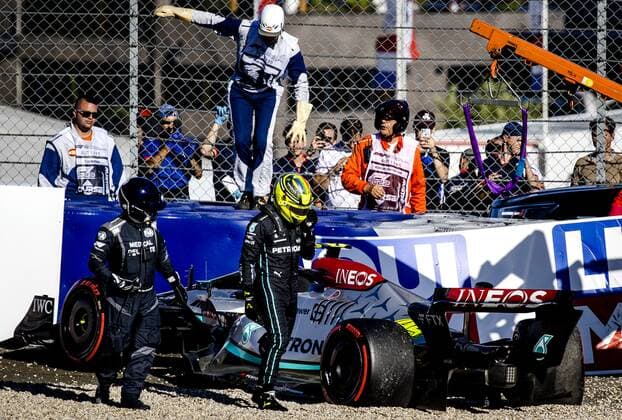 SPIELBERG Lewis Hamilton 44 crashes his Mercedes W13 during qualifying ahead of the F1 Grand Prix of Austria at the Red Bull Ring on July 8, 2022 in Spielberg, Austria ANP SEM VAN DER WAL F1 Grand Prix of Austria Qualifying 2022 xVIxANPxSportx xxANPxIVx 451502193 originalFilename: 451502193.jpg