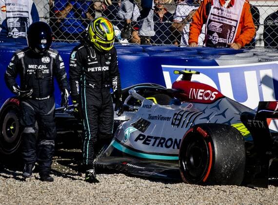 SPIELBERG Lewis Hamilton 44 crashes his Mercedes W13 during qualifying ahead of the F1 Grand Prix of Austria at the Red Bull Ring on July 8, 2022 in Spielberg, Austria ANP SEM VAN DER WAL F1 Grand Prix of Austria Qualifying 2022 xVIxANPxSportx xxANPxIVx 451502325 originalFilename: 451502325.jpg