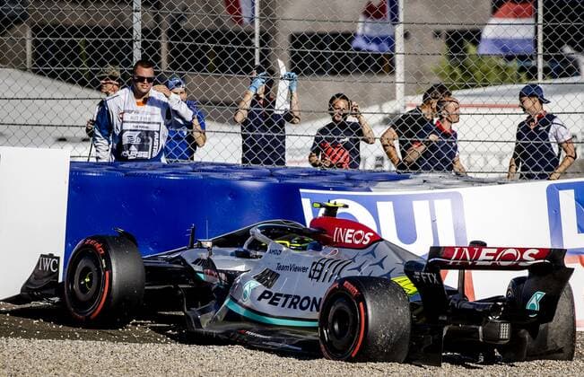 SPIELBERG Lewis Hamilton 44 crashes his Mercedes W13 during qualifying ahead of the F1 Grand Prix of Austria at the Red Bull Ring on July 8, 2022 in Spielberg, Austria ANP SEM VAN DER WAL F1 Grand Prix of Austria Qualifying 2022 xVIxANPxSportx xxANPxIVx 451502366 originalFilename: 451502366.jpg