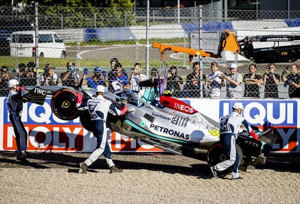 SPIELBERG Lewis Hamilton 44 crashes his Mercedes W13 during qualifying ahead of the F1 Grand Prix of Austria at the Red Bull Ring on July 8, 2022 in Spielberg, Austria ANP SEM VAN DER WAL F1 Grand Prix of Austria Qualifying 2022 xVIxANPxSportx xxANPxIVx 451503042 originalFilename: 451503042.jpg