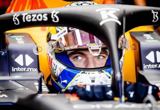 SPIELBERG Max Verstappen 1 with the Oracle Red Bull Racing RB18 Honda in the pit box during practice 1 ahead of the F1 Grand Prix of Austria at the Red Bull Ring on July 8, 2022 in Spielberg, Austria ANP SEM VAN DER WAL F1 Grand Prix of Austria Practice 2022 xVIxANPxSportx xxANPxIVx 451504406 originalFilename: 451504406.jpg